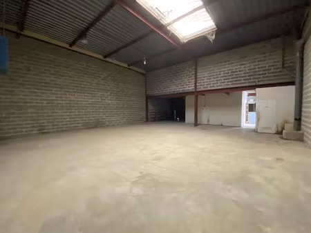 location local d'activités 301 m²