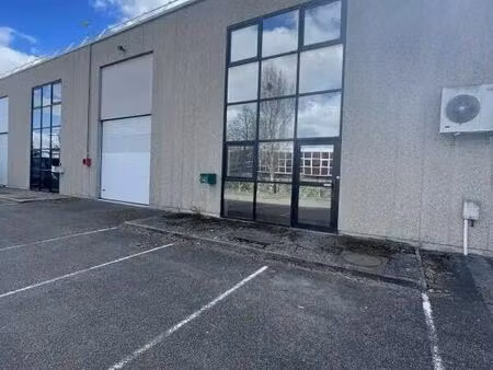 location local d’activités coignières 78310 880m²