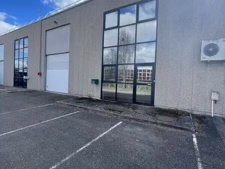 location local d'activités 880 m²
