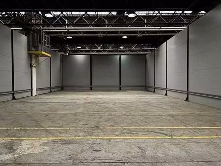 location local d'activités 370 m² à 945 m²