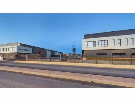 location local d'activités 1 636 m² à 3 287 m²