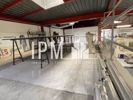 location local d'activités 696 m²