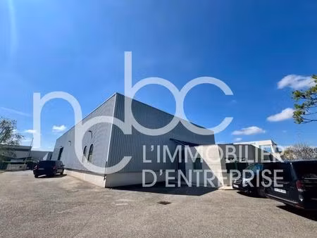 location local d'activités 841 m²