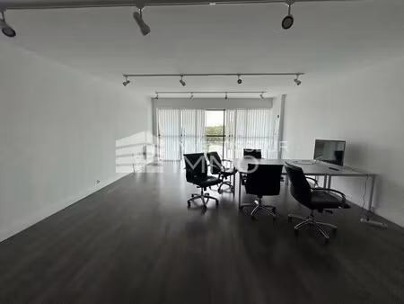 location local d'activités 105 m²
