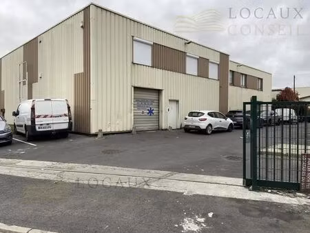 location entrepôt 301 m²