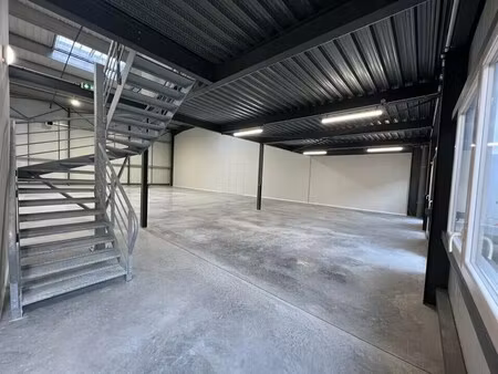 location entrepôt 555 m²