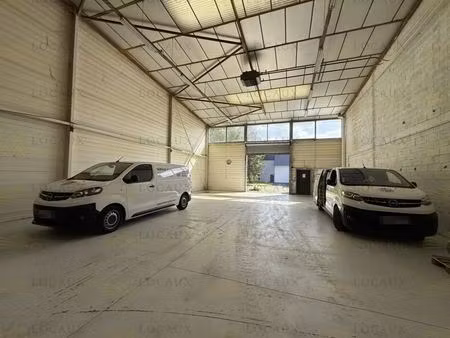 location local d'activités 496 m²