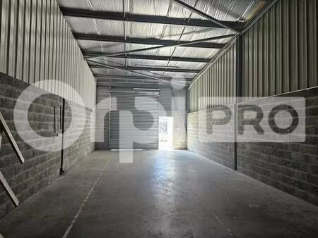 location local d'activités 111 m²