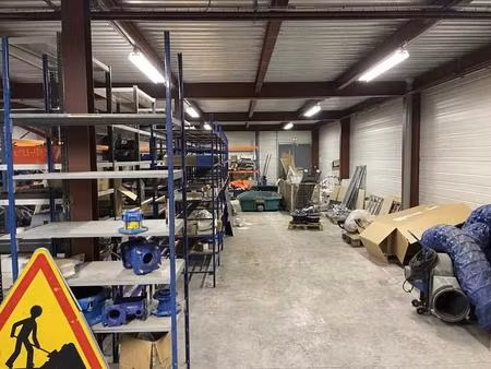 location local d'activités 920 m²
