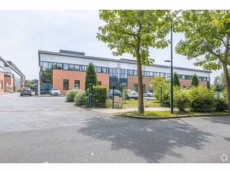 location local d'activités 709 m²