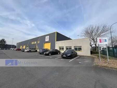 location local d'activités 944 m²