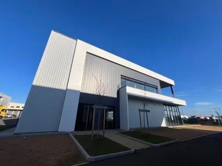 location local d'activités 400 m² à 1 950 m²