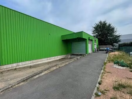 location local d'activités 376 m²