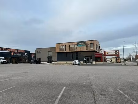 location commerce 150 m²