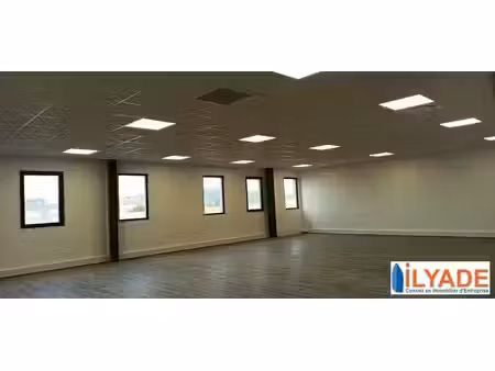 location bureaux pertuis 84120 137m² à 1064m²