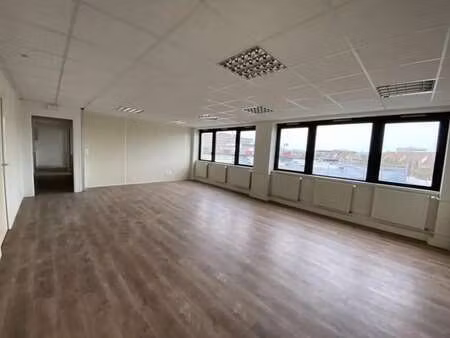 location bureaux 83 m²