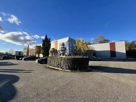 location bureaux 817 m²