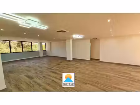 location bureaux signes 83870 158m²