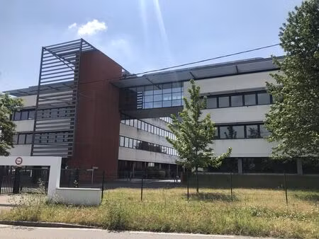 location bureaux 77 m² à 2 637 m²