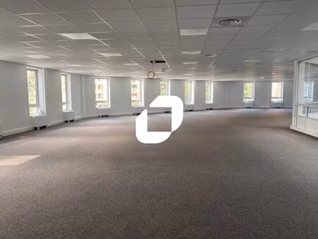 location bureaux 600 m² à 1 869 m²