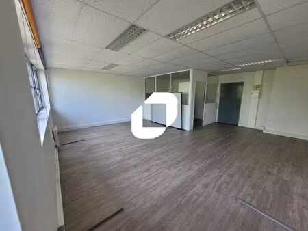 location bureaux 23 m² à 555 m²