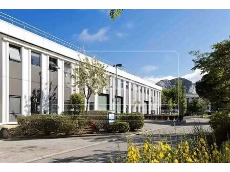 location bureaux 67 m² à 1 593 m²