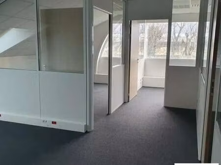 location bureaux 79 m² à 164 m²