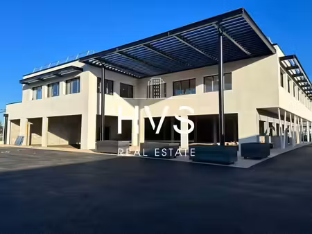 location commerce éguilles 13510 322m²