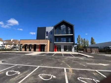 location bureaux 76 m² à 2 791 m²