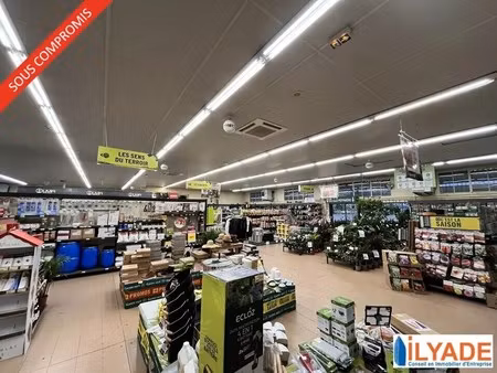vente commerce 1 200 m²