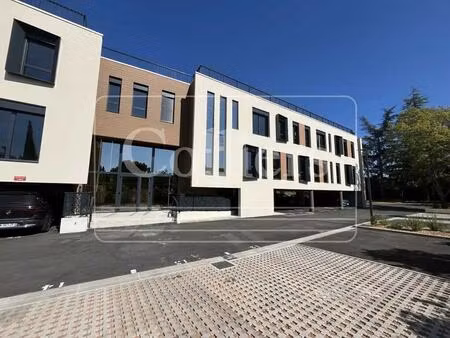 location bureaux 172 m² à 811 m²