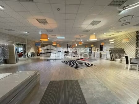 vente commerce 1 930 m²