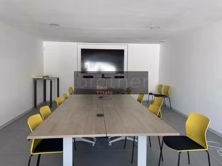 location bureaux 300 m² à 794 m²