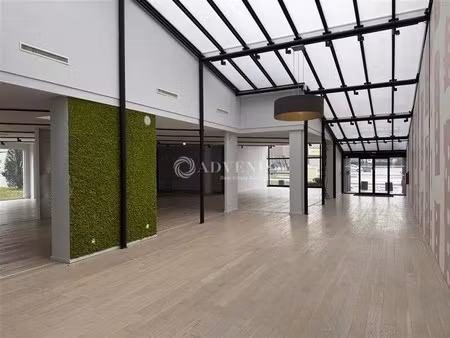 location commerce 830 m²