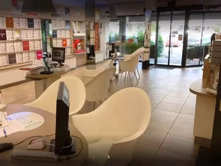 location commerce 138 m²