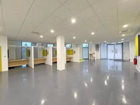 location commerce 320 m²