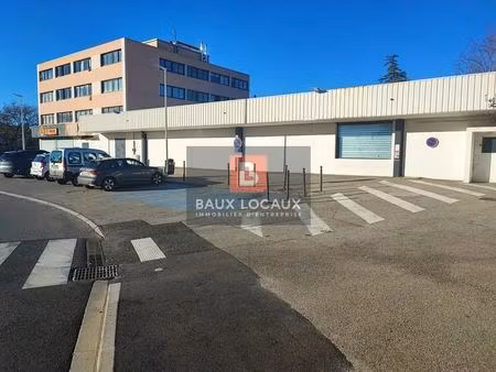 location commerce 687 m²