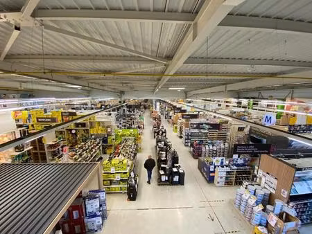 vente commerce 2 700 m²