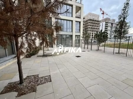 location commerce 204 m² à 253 m²