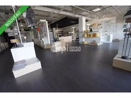 location commerce 610 m²