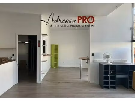 location commerce 63 m²