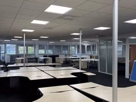 location bureaux 900 m² à 2 700 m²