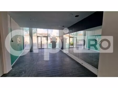 location commerce 100 m²