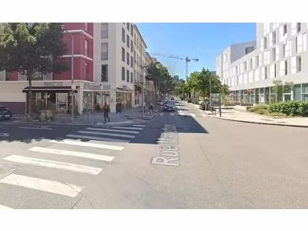 location commerce 75 m²