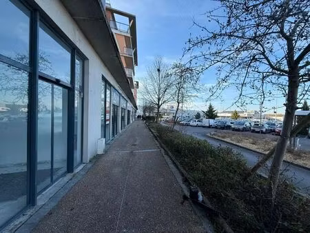 location commerce 160 m²