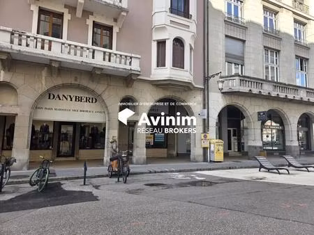 location commerce 60 m²