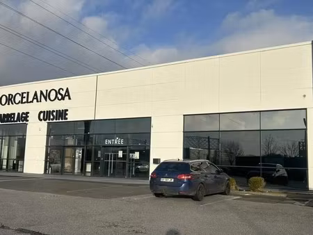 location commerce 905 m²