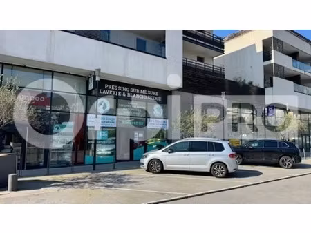 location commerce 100 m²