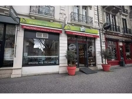 location commerce 92 m²