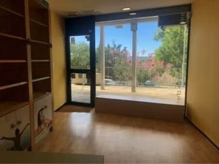 location commerce 93 m²